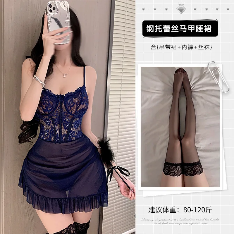 Ensemble robe nuisette moulante à caraco en dentelle