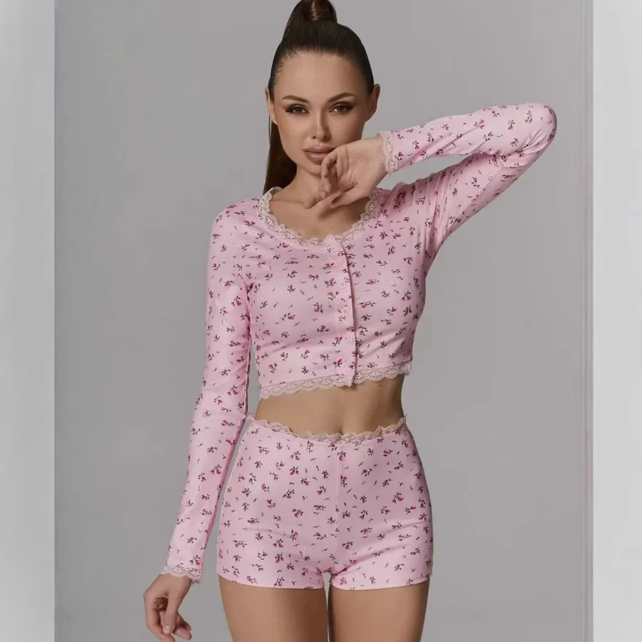 Conjunto de ropa de estar por casa con top y shorts estampado floral