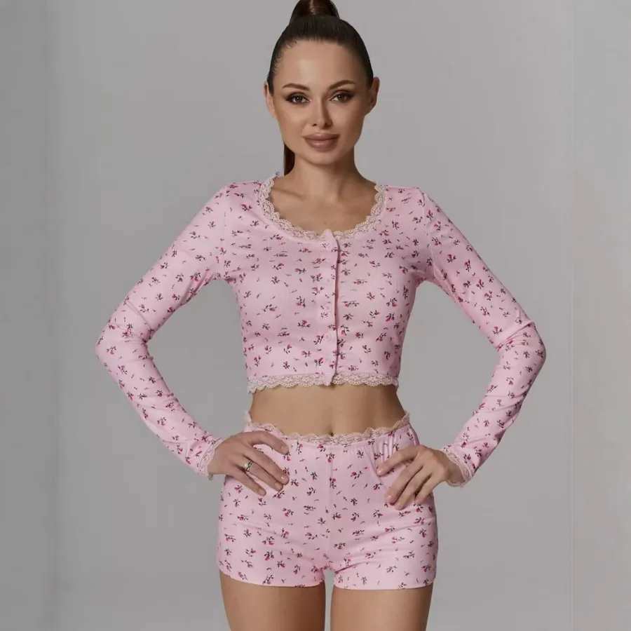 Conjunto de ropa de estar por casa con top y shorts estampado floral