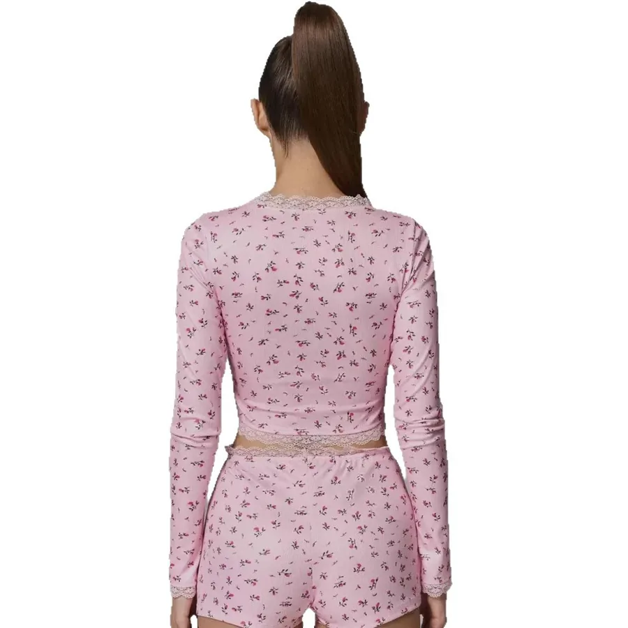 Conjunto de ropa de estar por casa con top y shorts estampado floral