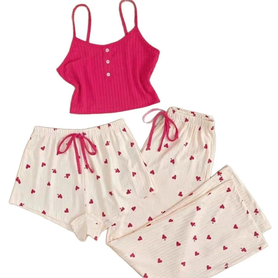 Pijama de tres piezas con estampado de corazones