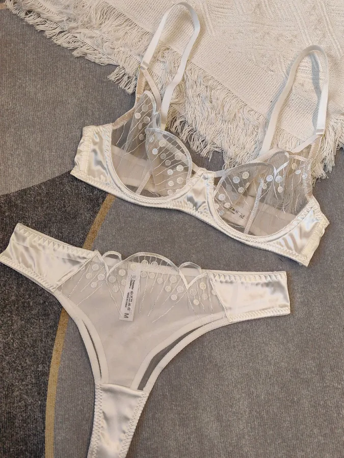 Franse BH-set van ultra-transparant jacquardkant