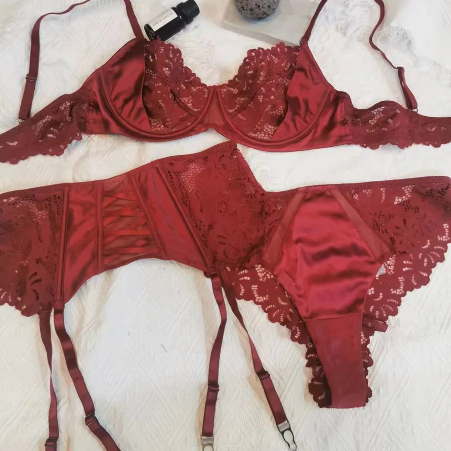 Ensemble soutien-gorge minimiseur en dentelle avec bas