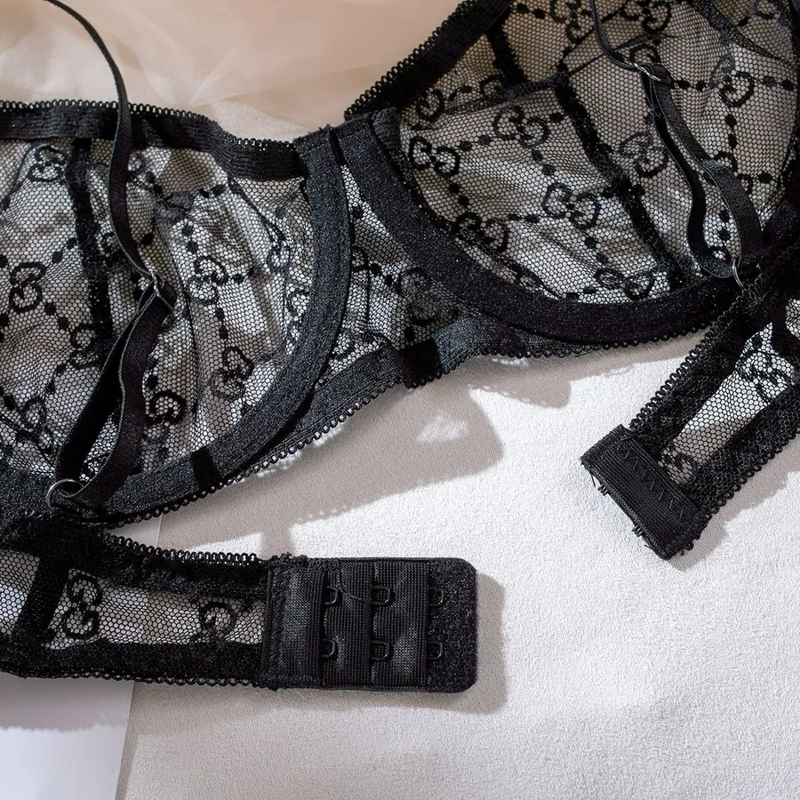 Conjunto de sujetador minimizador de malla transparente