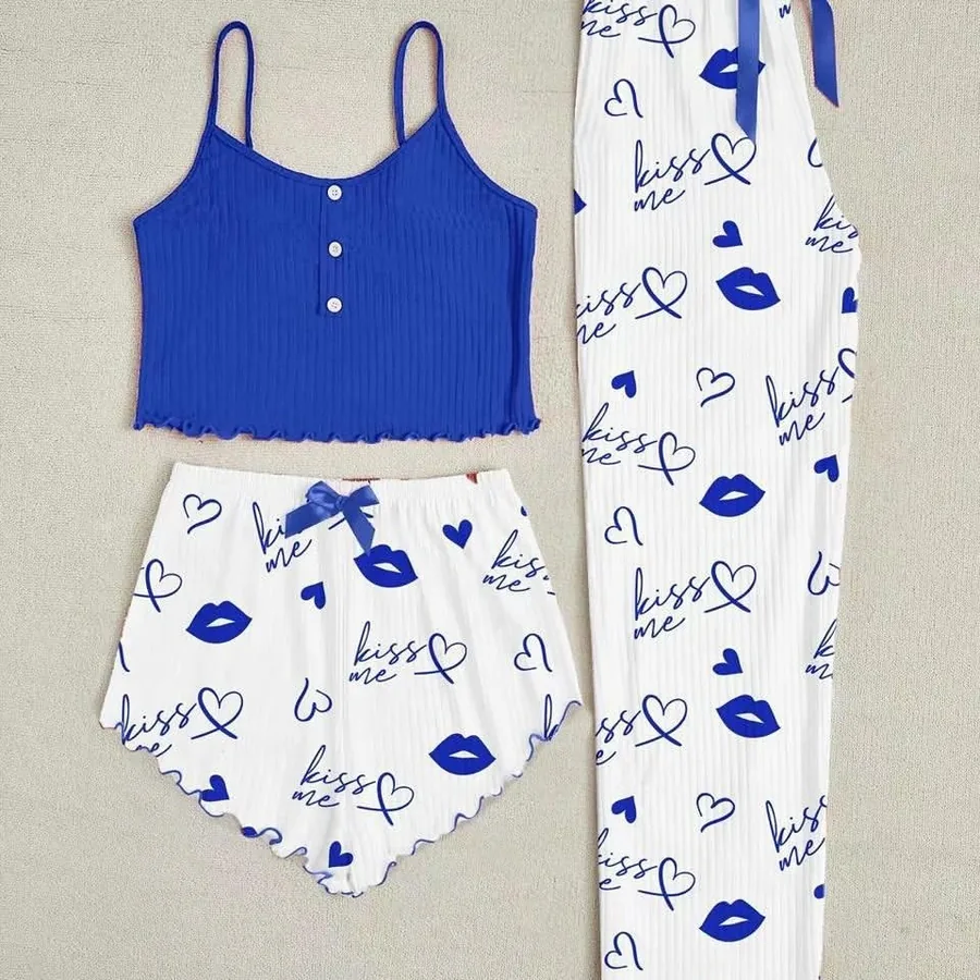 Conjunto de tirantes, shorts y pantalón con botones y estampado de corazones