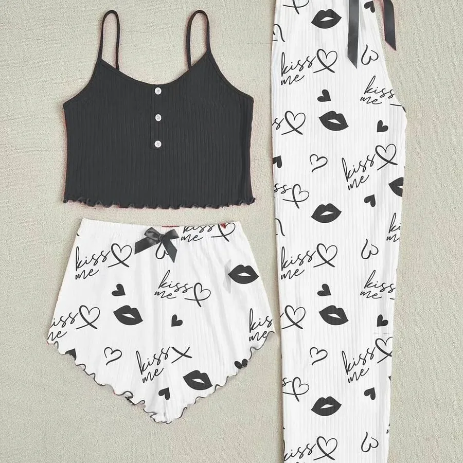 Conjunto de tirantes, shorts y pantalón con botones y estampado de corazones