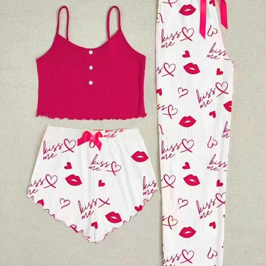 Conjunto de tirantes, shorts y pantalón con botones y estampado de corazones