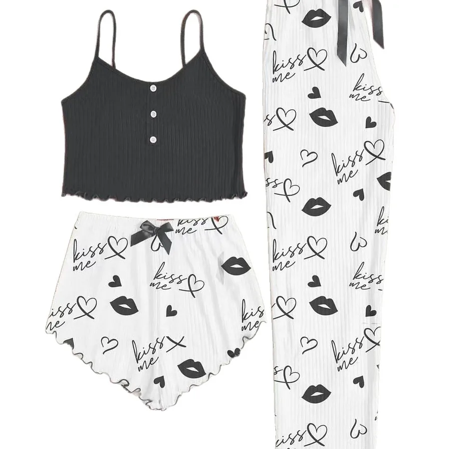 Conjunto de tirantes, shorts y pantalón con botones y estampado de corazones