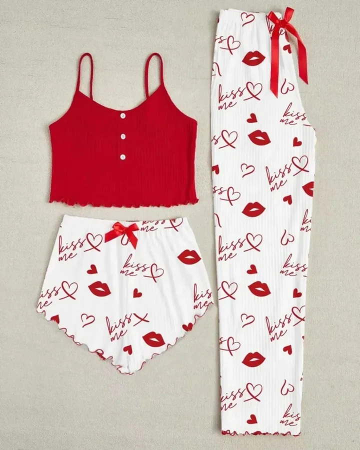 Conjunto de tirantes, shorts y pantalón con botones y estampado de corazones