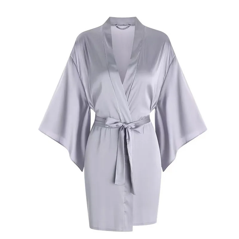 Conjunto de camisola y bata de satén con encaje