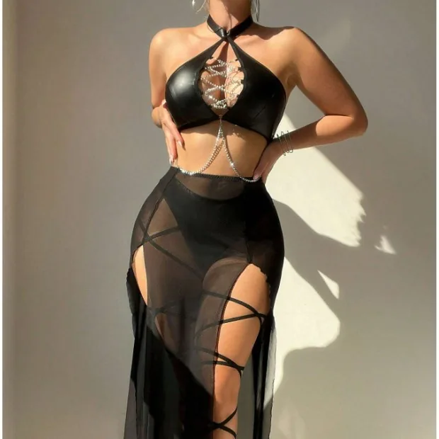 Ensemble haut en cuir verni et robe longue fendue en maille