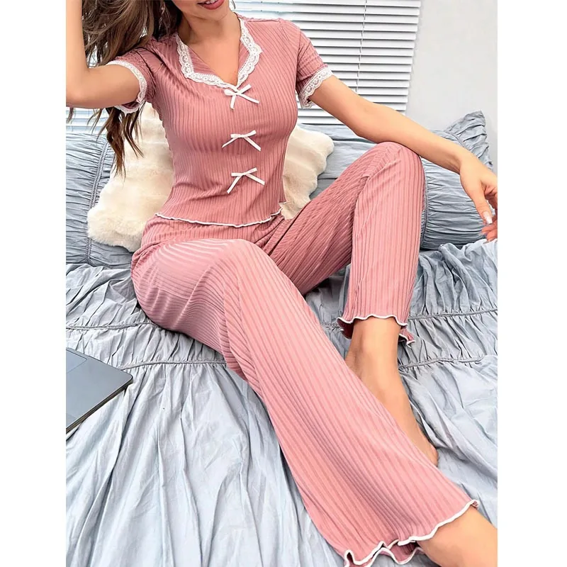 Ensemble pyjama haut col V en dentelle et pantalon