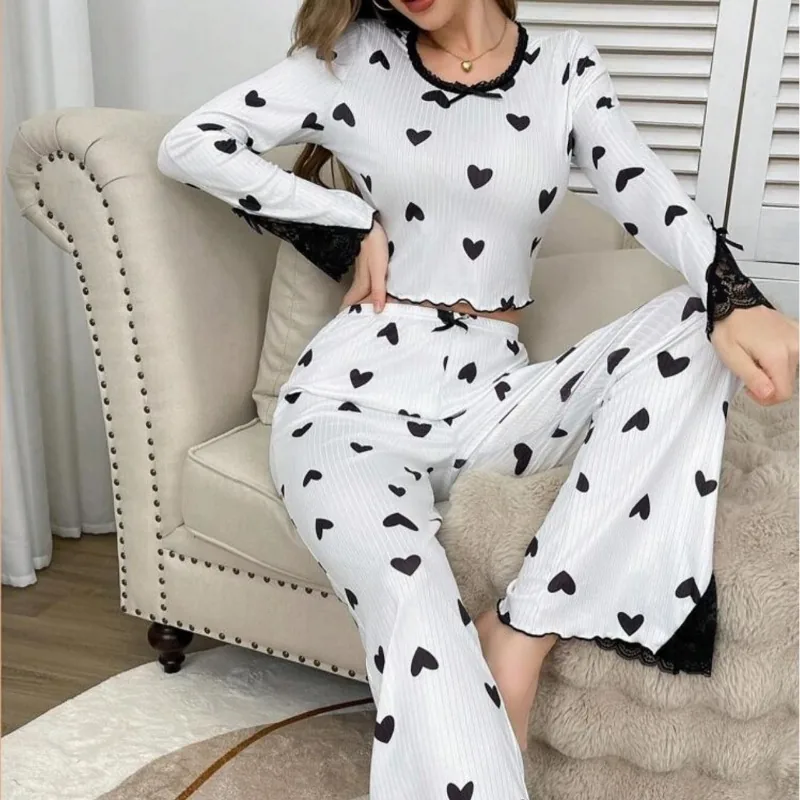 Långärmat pyjamas-set med spetshjärta