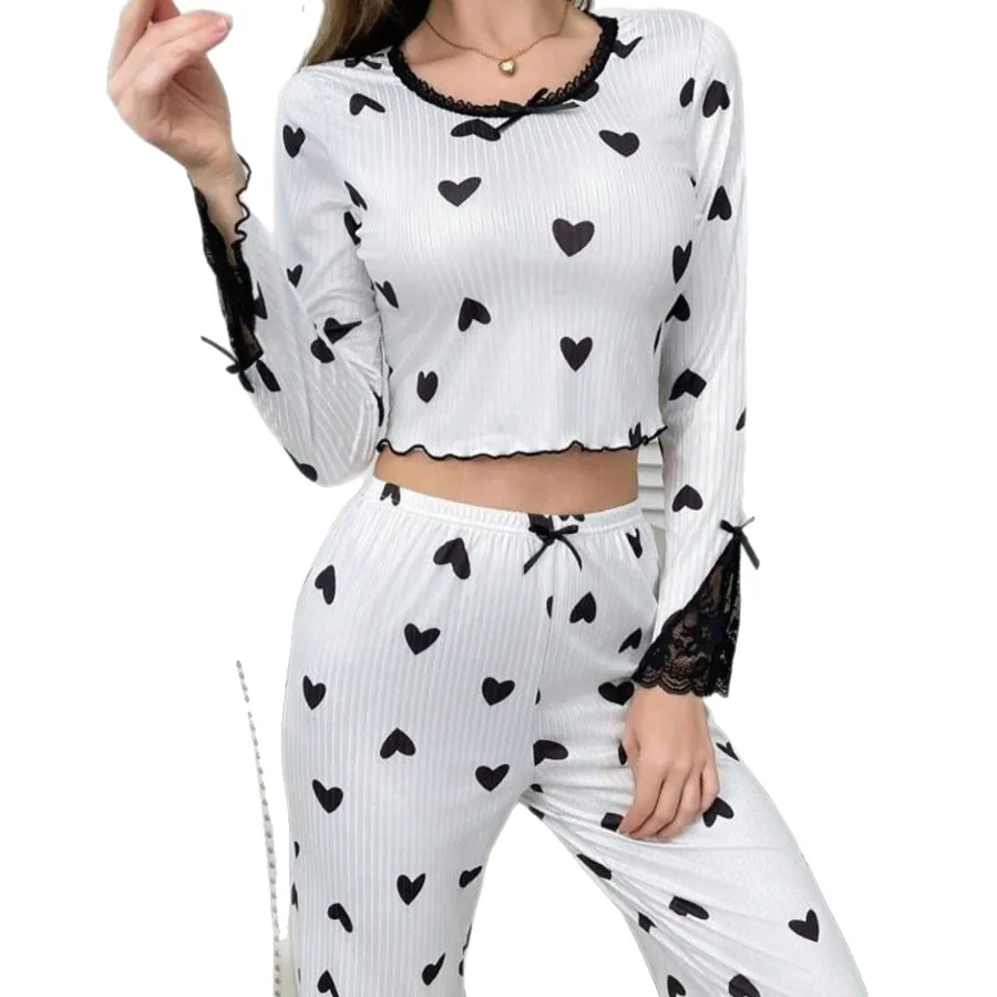 Långärmat pyjamas-set med spetshjärta