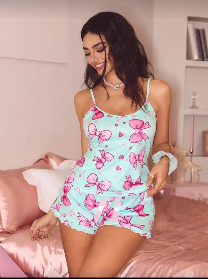 Conjunto de pijama de alças e shorts com estampa de cereja