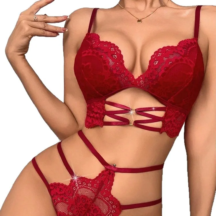 Conjunto de sutiã de renda vermelha transparente com recortes
