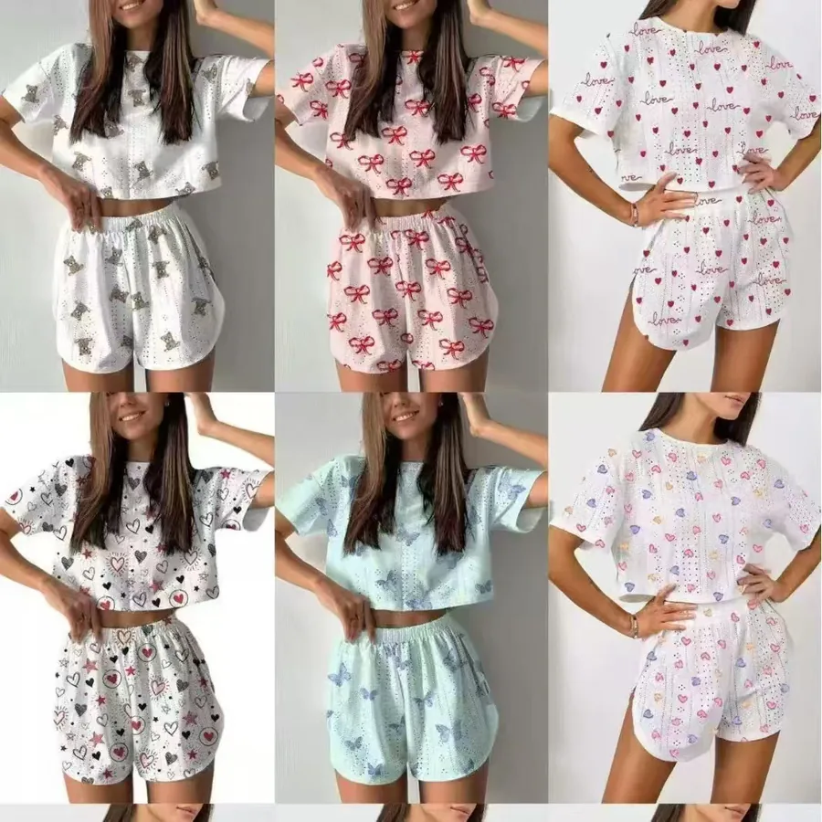 Conjunto de Top Cropped com Barra Fendida Estampado e Shorts