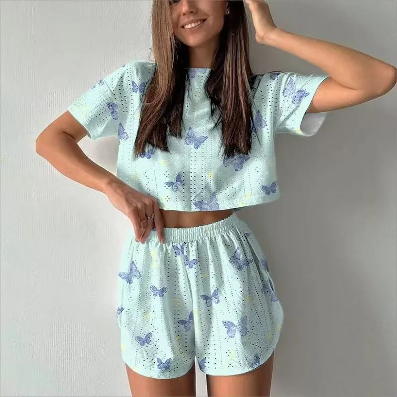 Conjunto de Top Cropped com Barra Fendida Estampado e Shorts