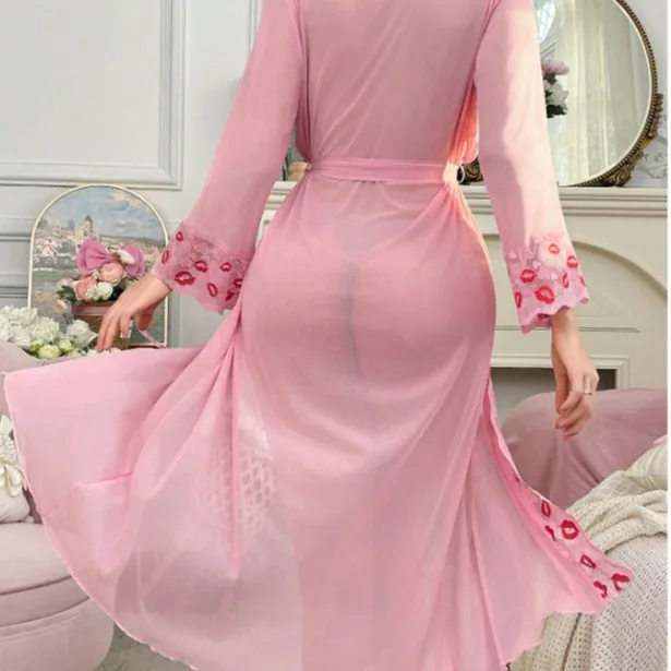 Ensemble peignoir en maille brodée