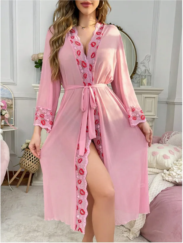 Ensemble peignoir en maille brodée