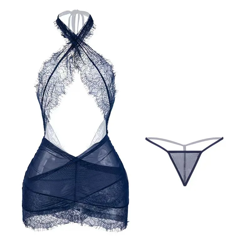 Nuisette moulante de secrétaire en dentelle