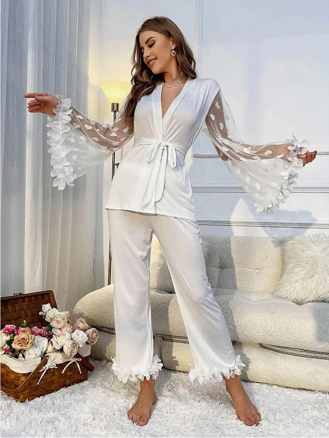 Pyjama set met hartjes van kant en uitlopende mouwen