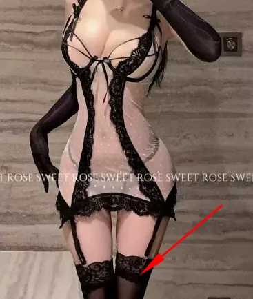 Vestido combinación transparente con aberturas de encaje en los laterales