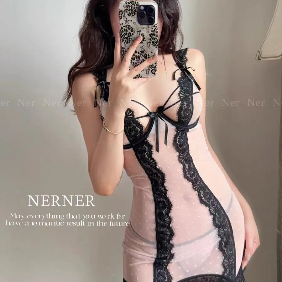 Vestido combinación transparente con aberturas de encaje en los laterales